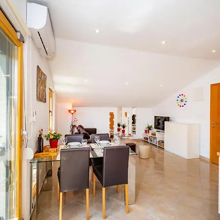 Gostinjska kuća Apartments Lucija *
