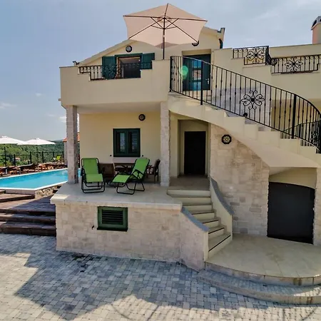 Gostinjska kuća Apartments Lucija