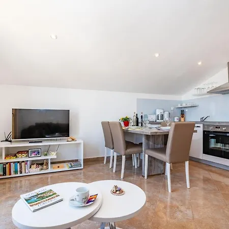 Gostinjska kuća Apartments Lucija *