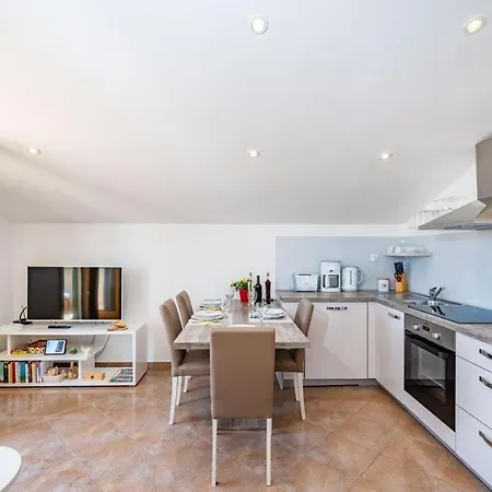 Gostinjska kuća Apartments Lucija Novigrad (Dalmatia)